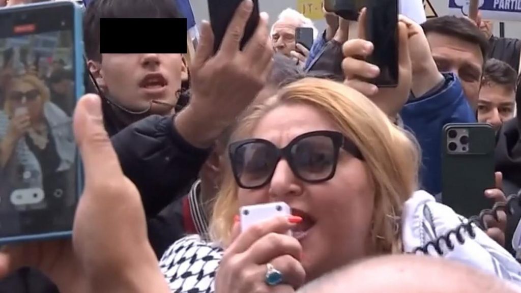 Șoșoacă, isterie în fața Parchetului în timp ce procurorii o așteptau în sală: „Duceți-vă voi la…” Sosoca isterie in fata Parchetului in timp ce procurorii o asteptau in sala Duceti va voi la