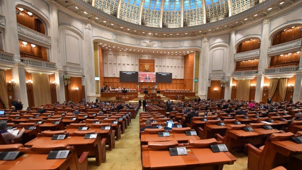Trei deputati SOS Romania isi pierd jumatate din indemnizatie dupa scandalul recent din