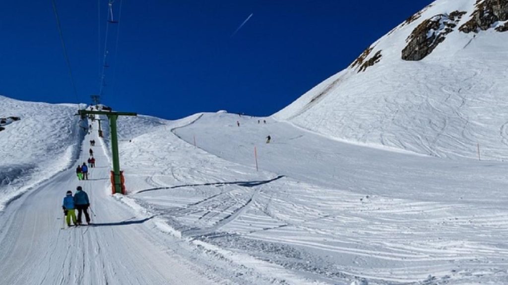 Turistii informati sa nu calatoreasca pe munte pe Valea Prahovei Salvamont Sinaia Zapada este