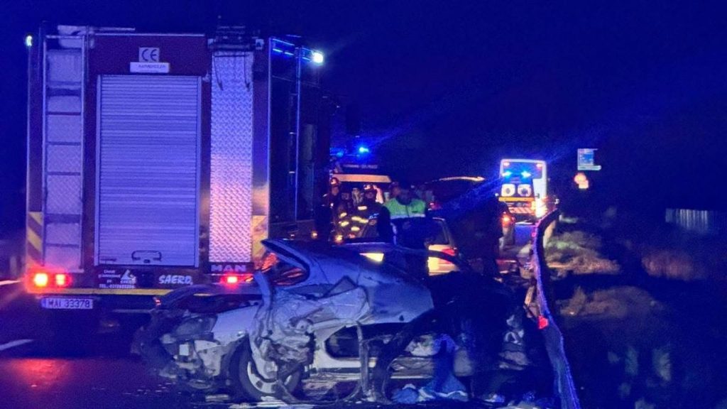 Un autocar cu 38 de copii s a rasturnat pe Drumul Expres Pitesti Craiova dupa ce a intrat in coliziune cu o masina
