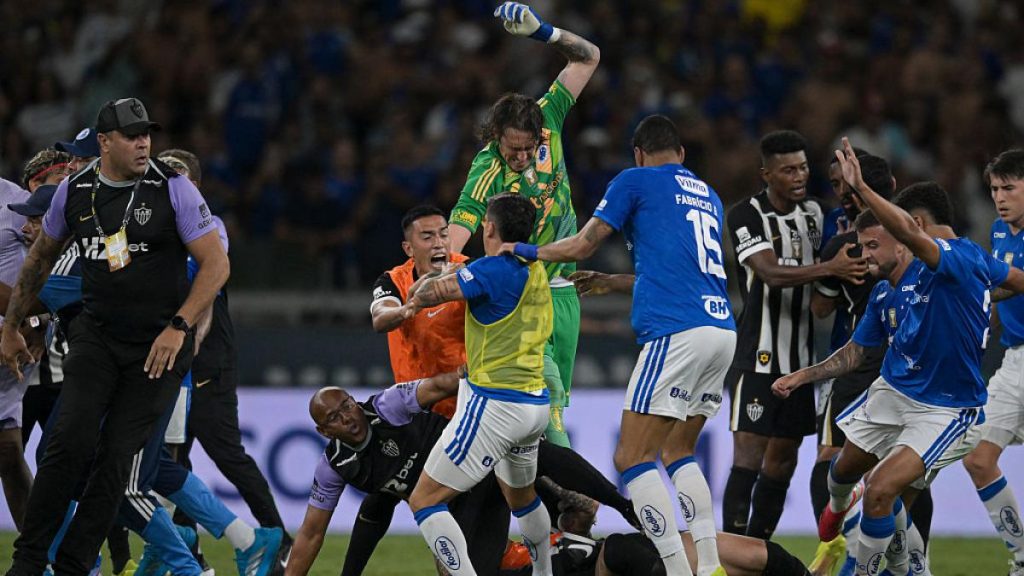 Un meci de fotbal s a incheiat cu 23 de cartonase rosii si interventia poliiei militare dupa o