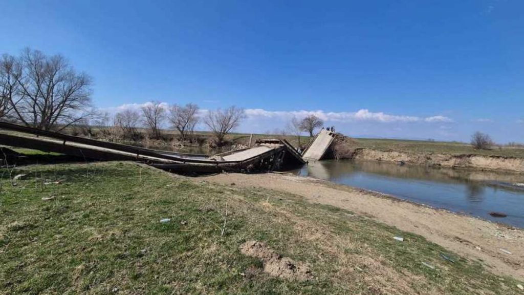 Un pod care leagă județele Covasna și Brașov s-a prăbușit, iar circulația este… Un pod care leaga judetele Covasna si Brasov s a prabusit iar circulatia este