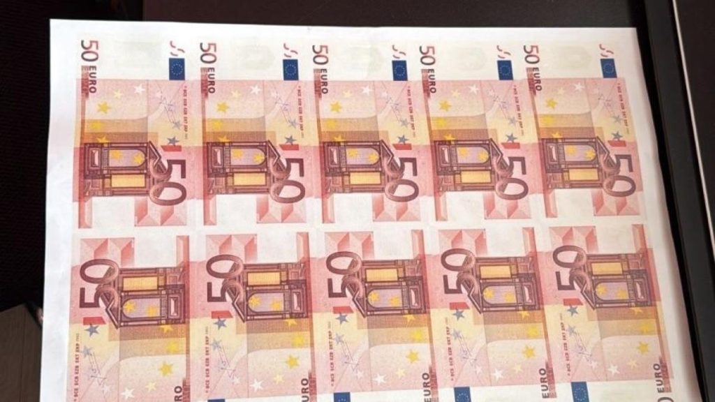 Un roman si un italian au calatorit la Sofia cu genti pline cu 1 2 milioane de euro contrafacuti fabricati la Suceava