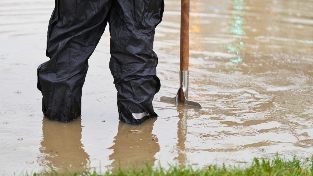 cod galben de inundatii pe rauri in 16 judete valabil pana luni la pranz