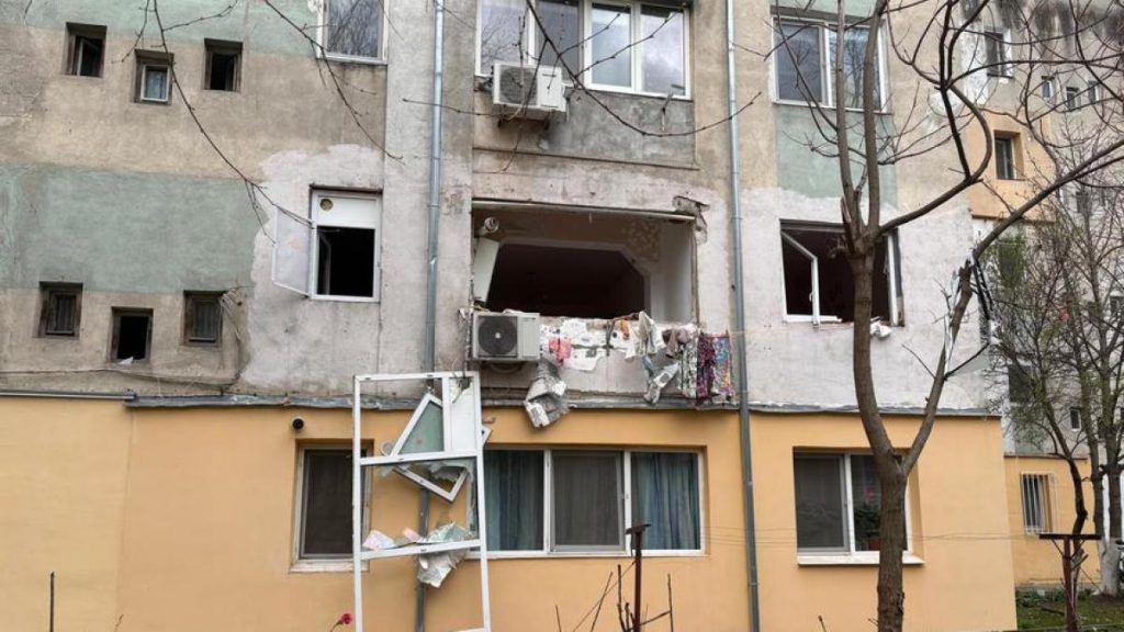 explozie intr un bloc din caracal o femeie a suferit arsuri 25 de persoane au fost evacuate