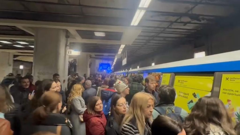 haos la metrou la unirii 2 un tren a fost oprit din circulatie dupa ce a stat zece minute in