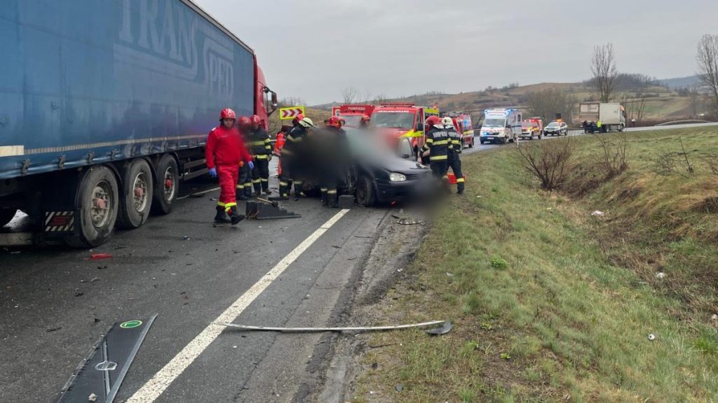 Tragedie la Cluj: Cinci persoane au decedat în urma unui accident grav între două camioane și o mașină. tragedie la cluj cinci persoane au decedat in urma unui accident grav intre doua camioane si o masina