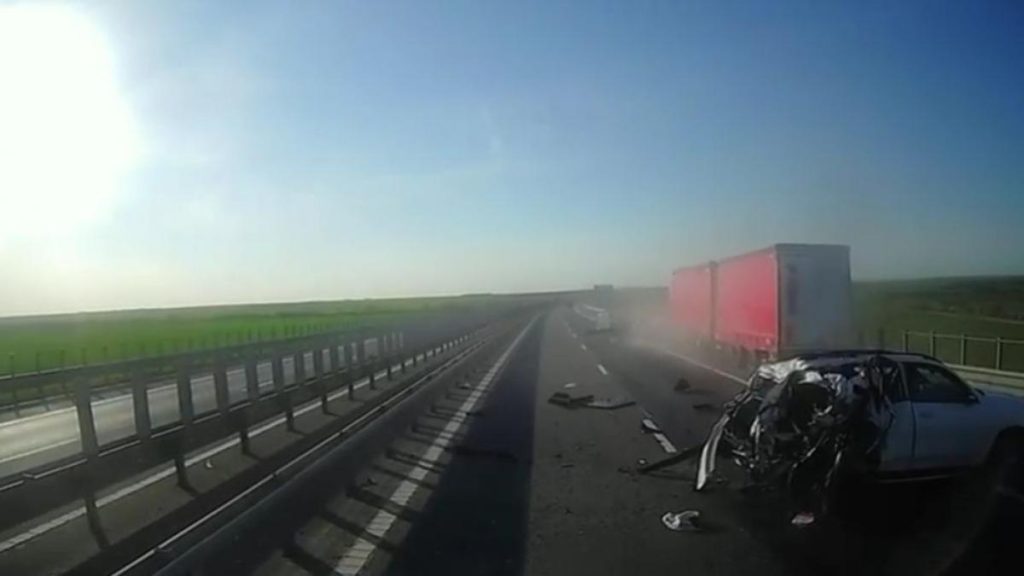 Accident tragic pe A1 Doi soti au fost ucii de un TIR care a izbit o masina pe banda de