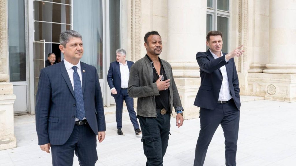 Actorul Cuba Gooding Jr a vizitat Senatul Romaniei Ce cadou a primit si ce replica celebra i sa
