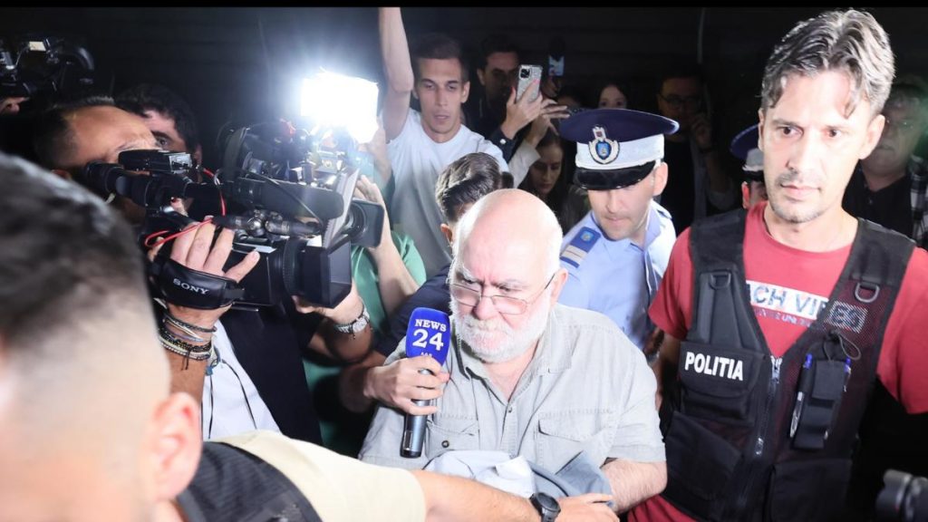 Alfred Bulai este acuzat in judecata de agresiuni sexuale impotriva studentilor sai de la SNSPA Unele