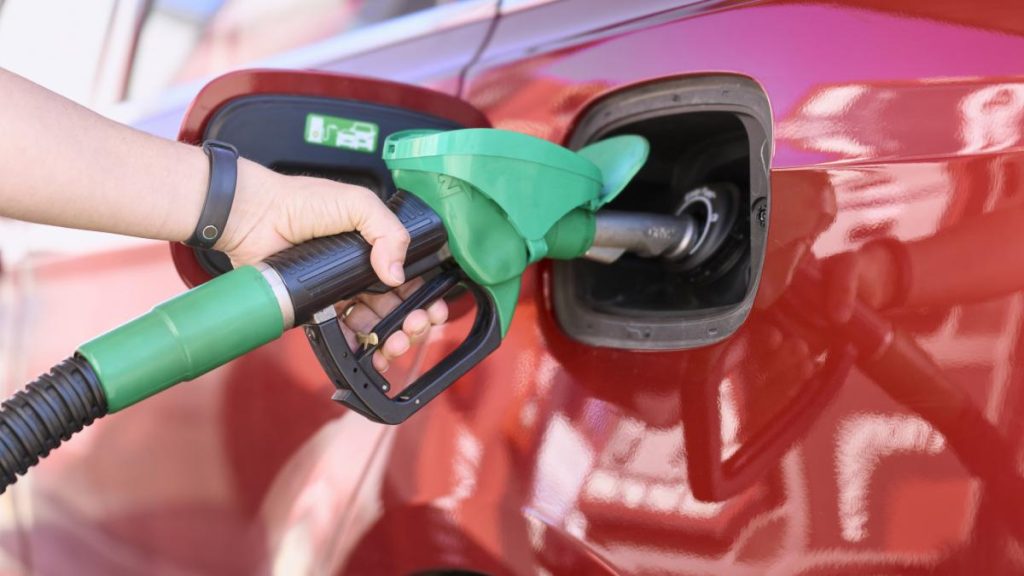 Cat cost motorina i benzina joi 30 aprilie dupa ce preul petrolului a atins valori record