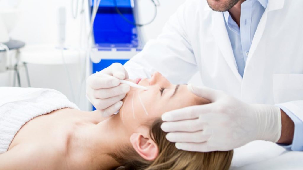 Colegiul Medicilor investighează medicul din București la care o pacientă s-a prezentat pentru lifting… Colegiul Medicilor investigheaza medicul din Bucuresti la care o pacienta s a prezentat pentru lifting