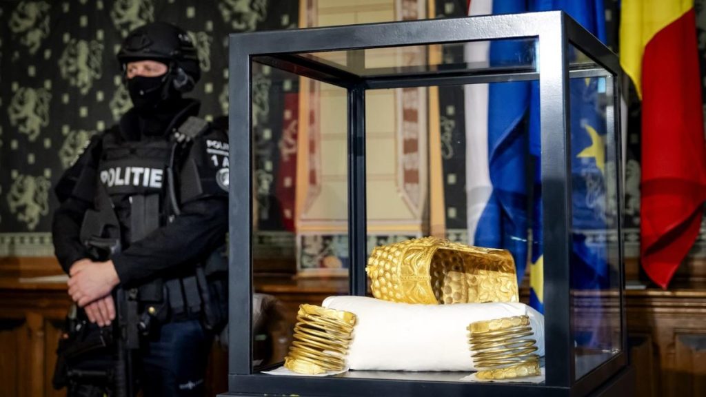 Cum se prezintă acum coiful de la Coțofenești și cele două brățări dacice, furate și recuperate în… Cum se prezinta acum coiful de la Cotofenesti si cele doua bratari dacice furate si recuperate in