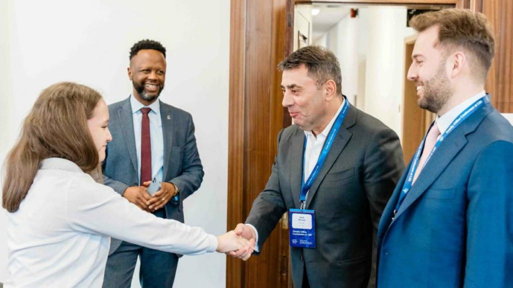 E-INFRA și London Business School: Burse de 500.000 de euro pentru pregătirea viitorilor lideri români. E INFRA si London Business School Burse de 500000 de euro pentru pregatirea viitorilor lideri romani