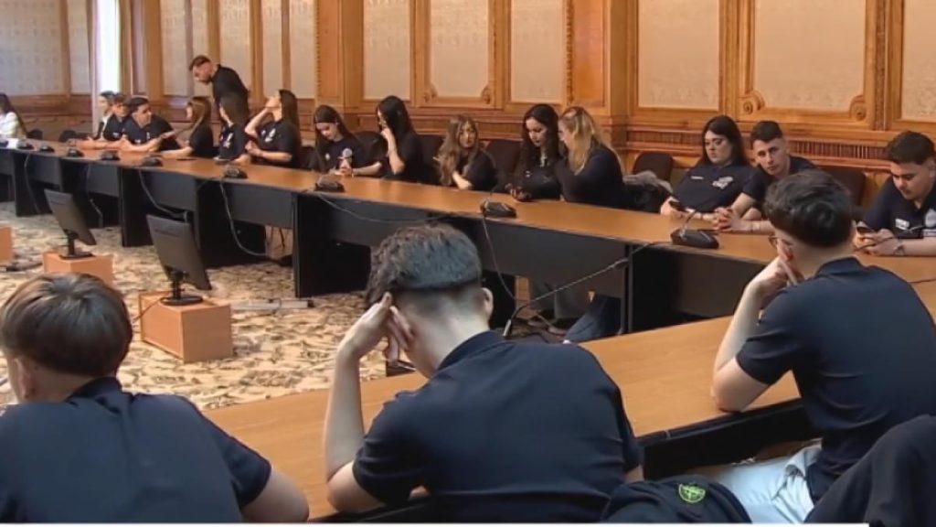 Elevii din Alexandria si au prezentat proiectul LOCALEU in Parlament si Guvern Ce propuneri au