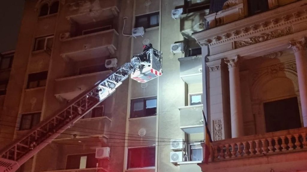Explozie puternica in Bucuresti in imobilul unde locuiesc fostul premier Nicolae Vacaroiu si