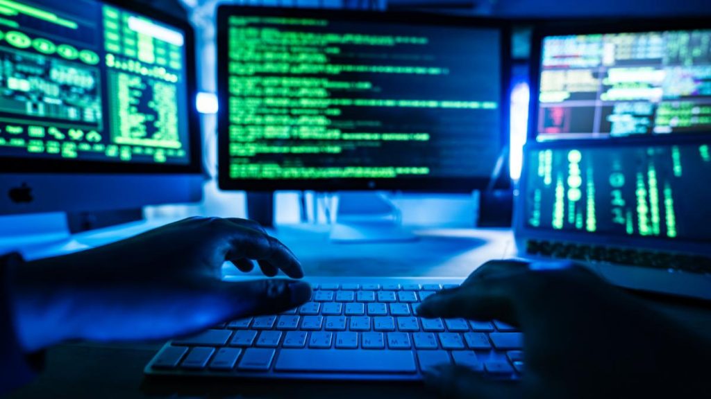 Hackerii rusi au compromis 67 de adrese de e mail ale MApN inclusiv pe cea a Sefului Statului Major al