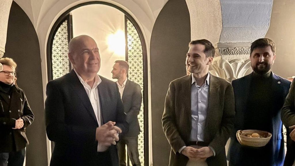 Ilie Bolojan a apărut neanunțat la petrecerea PNL București, după ce s-a aflat că PSD îi solicită să… Ilie Bolojan a aparut neanuntat la petrecerea PNL Bucuresti dupa ce s a aflat ca PSD ii solicita sa