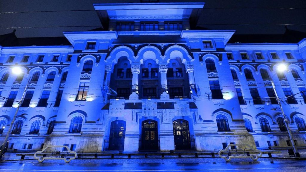 Imagini cu sediul Primăriei București iluminat în albastru de Ziua Internațională de… Imagini cu sediul Primariei Bucuresti iluminat in albastru de Ziua Internationala de