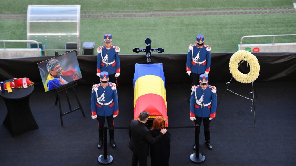Imagini emotionante de la Arena Nationala Altar de flori in memoria lui Mircea Lucescu Oamenii ii