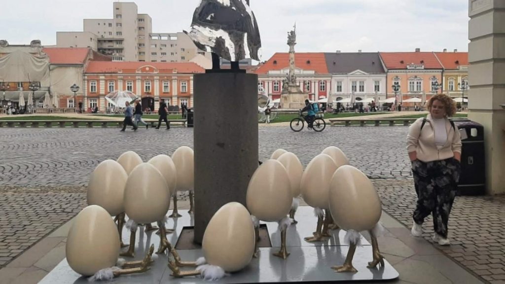 La Timisoara a izbucnit un scandal din cauza oualor cu picioare plasate langa o statuie Artistul solicita sa