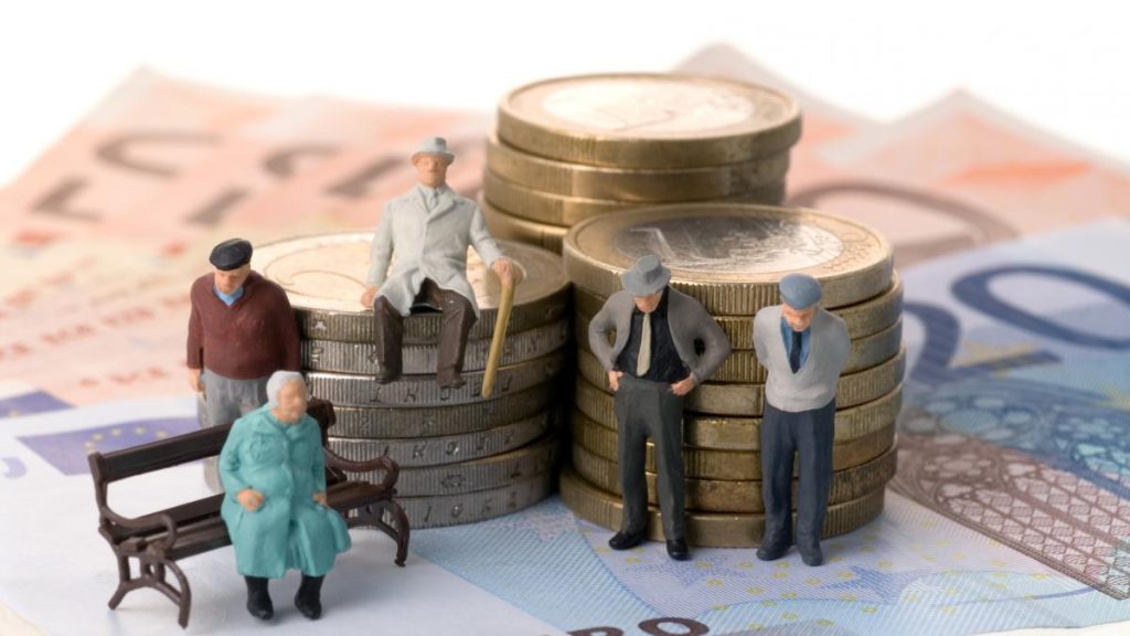 Marea pensionare care va submina sistemul din Romania Specialistii trag semnalul de alarma Nu va mai fi cine