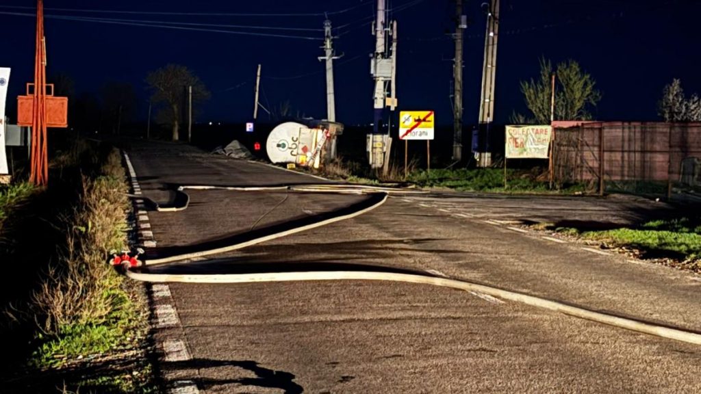O cisternă de GPL s-a răsturnat în Ciorani. Locuitorii dintr-o rază de 1.000 de metri au fost evacuați. O cistern de GPL s a rsturnat n Ciorani Locuitorii dintr o raza de 1000 de metri au fost evacuati