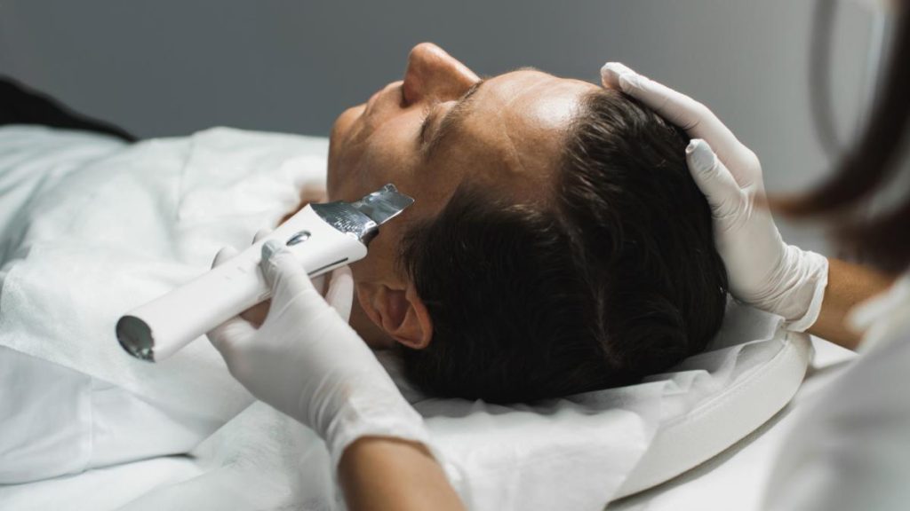 O cosmeticiana de 23 de ani din Sibiu este investigata pentru efectuarea unor proceduri estetice