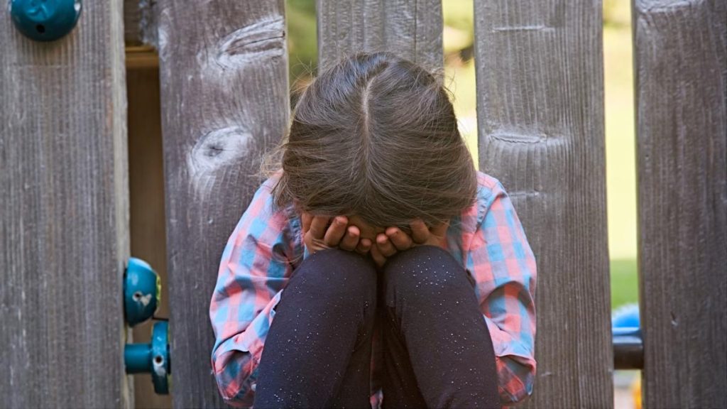 O mamă din Arad și concubinul ei pedofil au fost arestați după ce bărbatul a agresat-o sexual pe fetița acesteia. O mama din Arad si concubinul ei pedofil au fost arestai dupa ce barbatul a agresat o sexual pe fetita acesteia