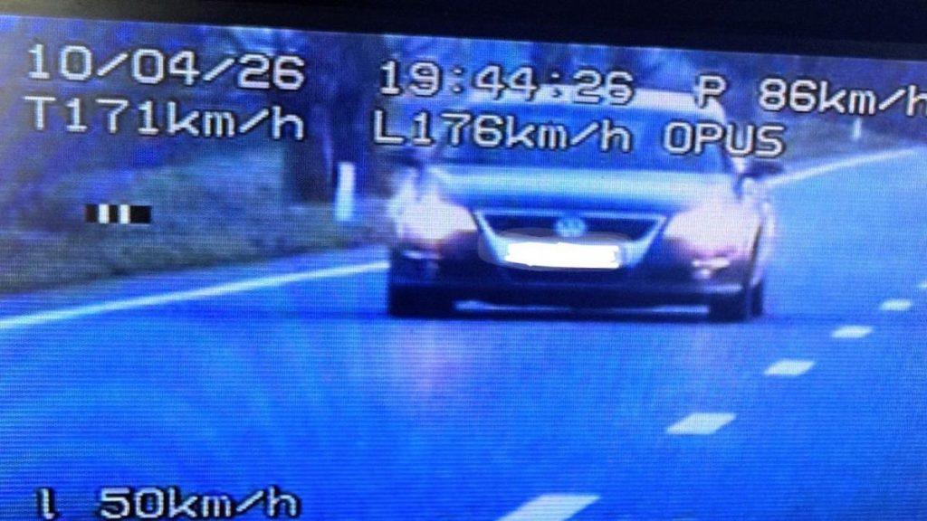 O șoferiță prinsă de poliție cu 176 km/h s-a justificat că îi ard cozonacii în cuptor. O soferita prinsa de politie cu 176 km h s a justificat ca ii ard cozonacii in cuptor