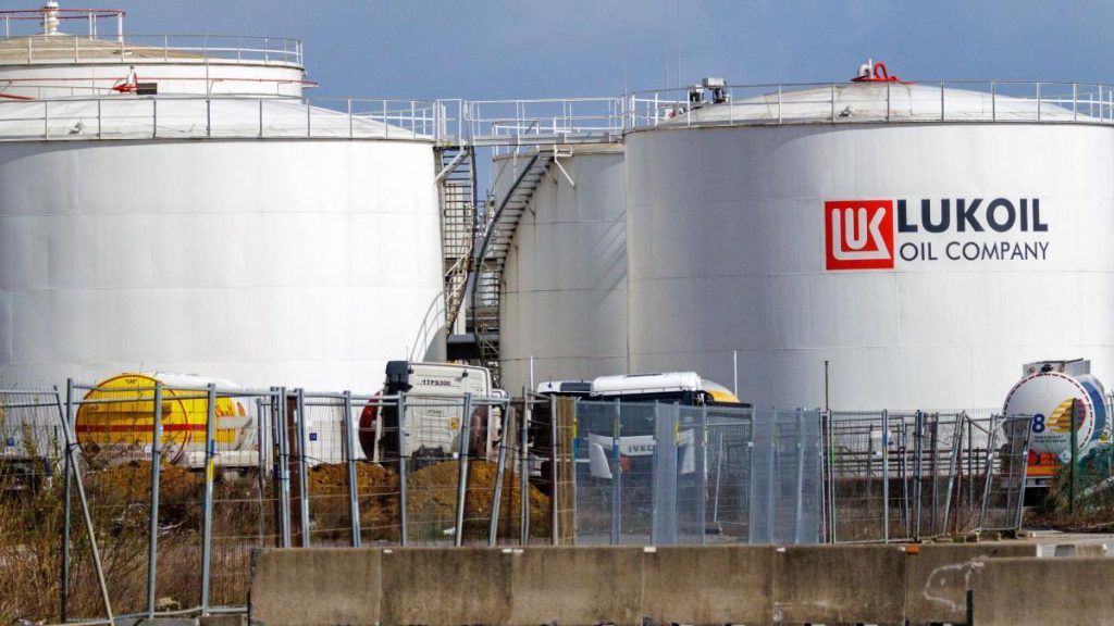 România poate relua activitatea rafinăriei Petrotel Lukoil. SUA au dat aprobat. Ivan: „Vom avea prețuri mai… Romania poate relua activitatea rafinariei Petrotel Lukoil SUA au dat aprobat Ivan Vom avea preturi mai