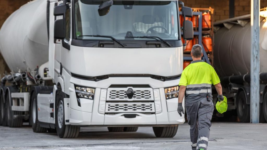 Șerban: Transportatorii de marfă pe cale rutieră vor beneficia de un acces mai simplu la ajutoarele de stat pentru achiziția… Serban Transportatorii de marfa pe cale rutiera vor beneficia de un acces mai simplu la ajutoarele de stat pentru achizitia