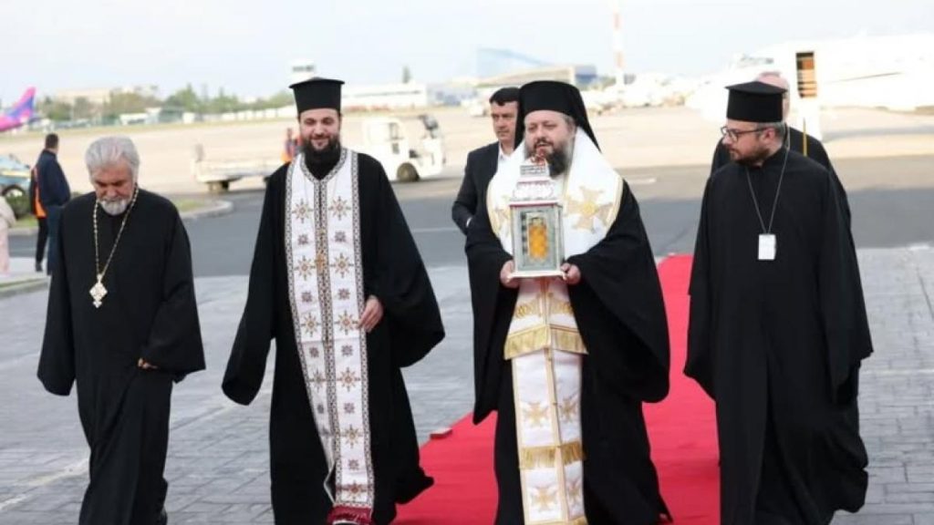 Sfânta Lumină de la Ierusalim a sosit în România Sfanta Lumina de la Ierusalim a sosit in Romania 3