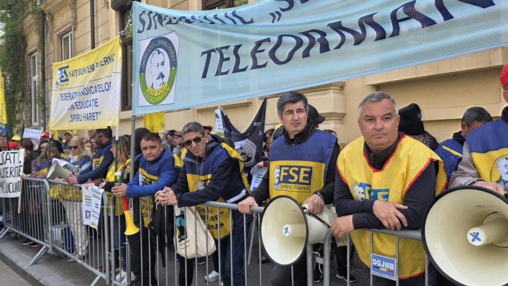 Sindicaliștii din Educație s-au adunat cu sirene și vuvuzele în fața Ministerului: „Nu ne forțați să… Sindicalistii din Educaie sau adunat cu sirene i vuvuzele n faa Ministerului Nu ne forati s