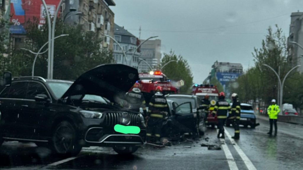 Traficul este oprit pe cea mai mare arteră din centrul Bucureștiului: A avut loc un accident cu patru mașini… Traficul este oprit pe cea mai mare artera din centrul Bucurestiului A avut loc un accident cu patru masini
