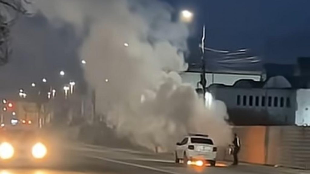 Un autoturism de politie a izbucnit in flacari in trafic pe o strada din Iasi
