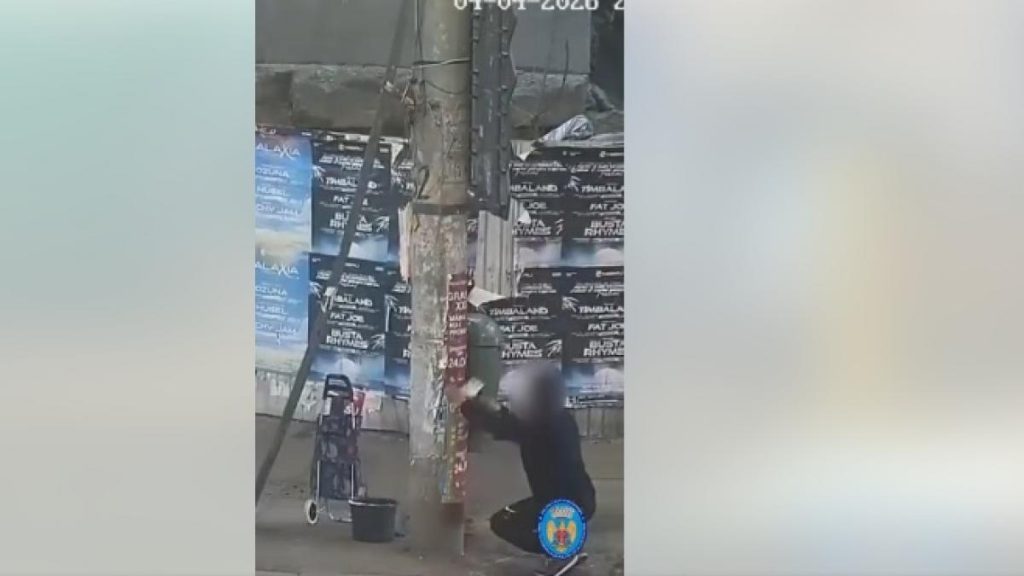 Un barbat surprins de camerele de supraveghere din Bucuresti in timp ce lipa afise ilegal in oras Poliia Locala