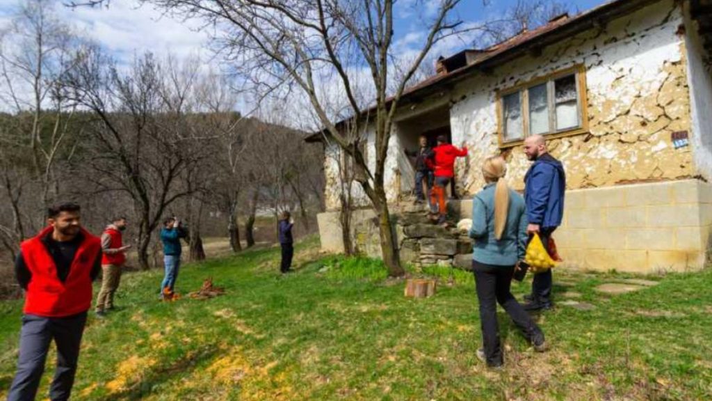 Un batran traieste singur intr un sat din Muntii Buzau si parcurge 12 km pana la magazin 1