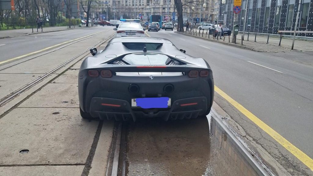 Un sofer a parcat un Ferrari SF90 pe mijlocul liniiei de tramvai in apropierea Pietei Victoriei Amenda este de