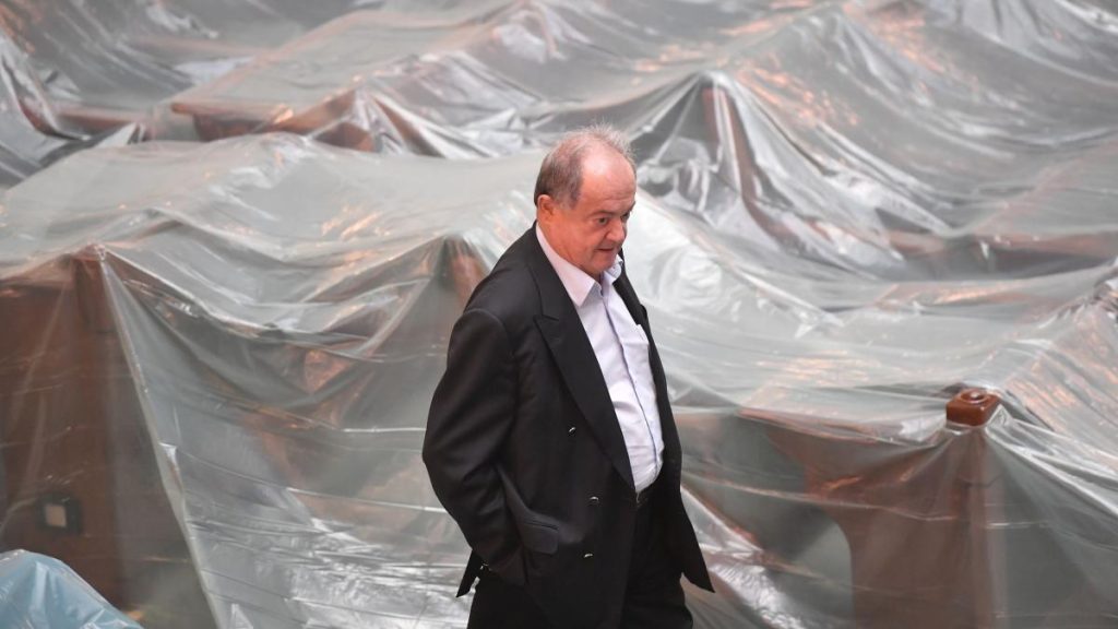 Vasile Blaga, surprins în timp ce înjura la tribuna Senatului: „Ai belit p… acum. Dacă n-ai cu cine?” Vasile Blaga surprins in timp ce injura la tribuna Senatului Ai belit p acum Daca n ai cu cine