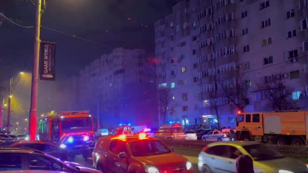 incendiu puternic intr un bloc de pe calea vitan din bucuresti 9 persoane evacuate una in stare critica