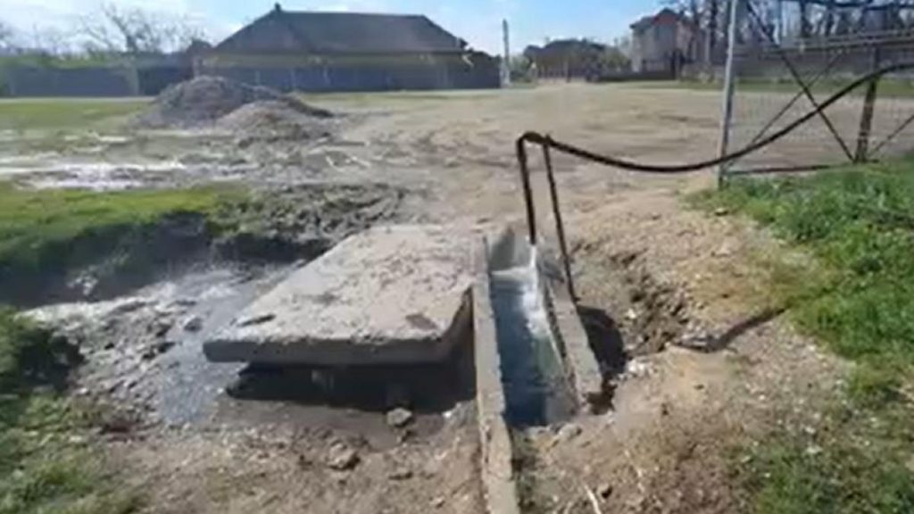 O resursă naturală nedezvoltată de aproape 50 de ani. Apa termală curge prin canale neutilizate în… o resursa naturala nedezvoltata de aproape 50 de ani apa termala curge prin canale neutilizate in