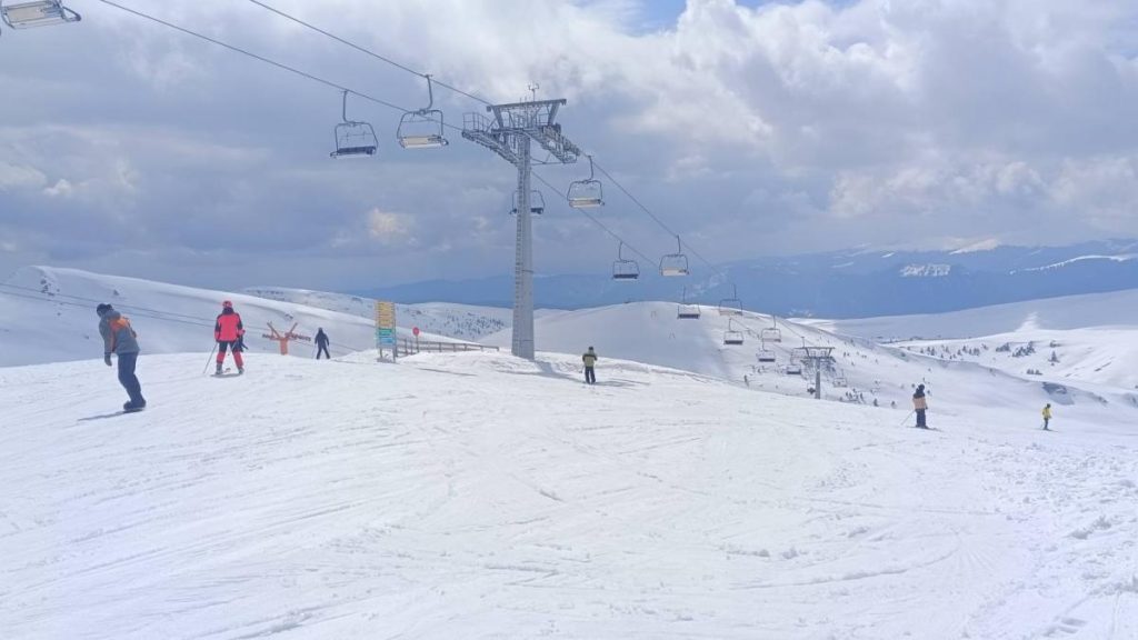 salvamontistii anunta conditii excelente pentru schi la sinaia de florii zapada este incredibil de