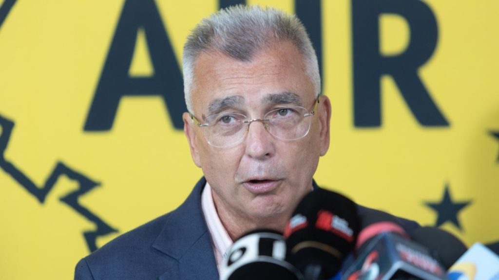 AUR nu solicită parlamentarilor să voteze public la moțiunea de cenzură împotriva lui Bolojan. Peiu:… AUR nu solicita parlamentarilor sa voteze public la motiunea de cenzura impotriva lui Bolojan Peiu