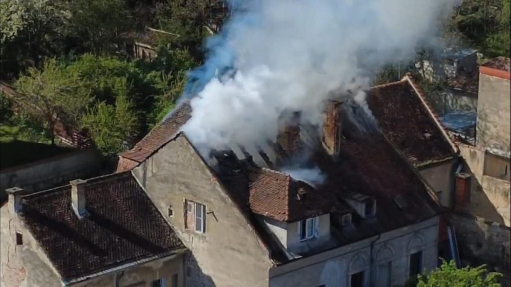 Alerta in Brasov dupa ce o cladire istorica a fost cuprinsa de flacari Fumul dens a fost vizibil in tot centrul