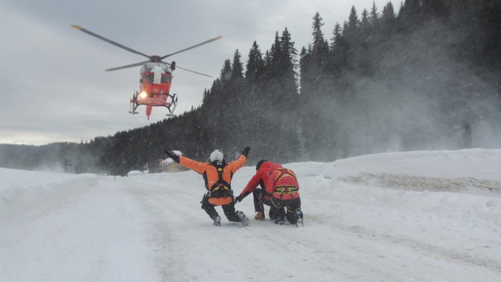 Avalanșă în Bucegi: Cel puțin o persoană este blocată sub zăpadă, pe Valea Coștilei… Avalansa in Bucegi Cel p atin o persoana este blocata sub zapada pe Valea Costilei