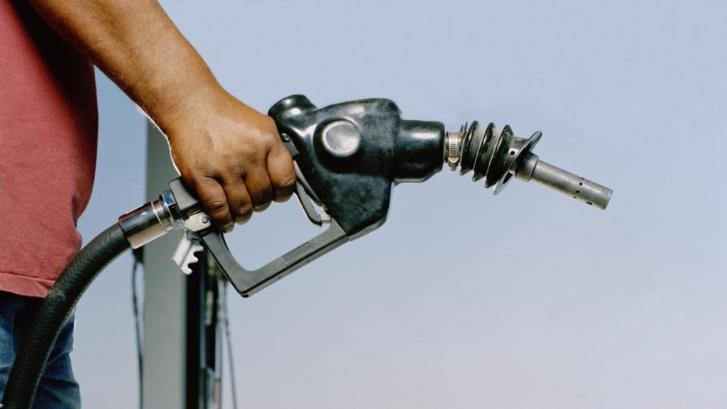 Cât costă motorina și benzina vineri, 1 mai. Carburanții s-au scumpit cu 20 de bani. Petrolul… Cat cost a motorina si benzina vineri 1 mai Carburantii s au scumpit cu 20 de bani Petrolul