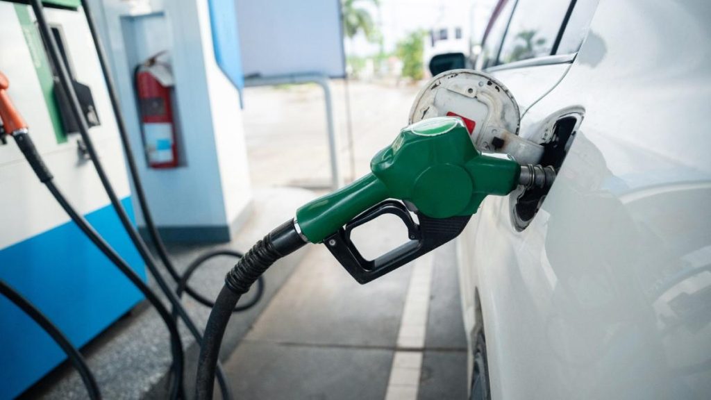 Cat costa motorina si benzina duminica 3 mai Carburantii au crescut din nou pretul la pompa