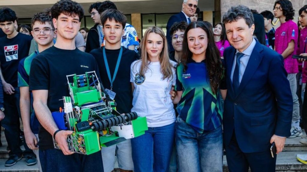 Echipele de robotică din România au obținut primele patru locuri la Campionatul Mondial din SUA. Echipele de robotica din Romania au obtinut primele patru locuri la Campionatul Mondial din SUA