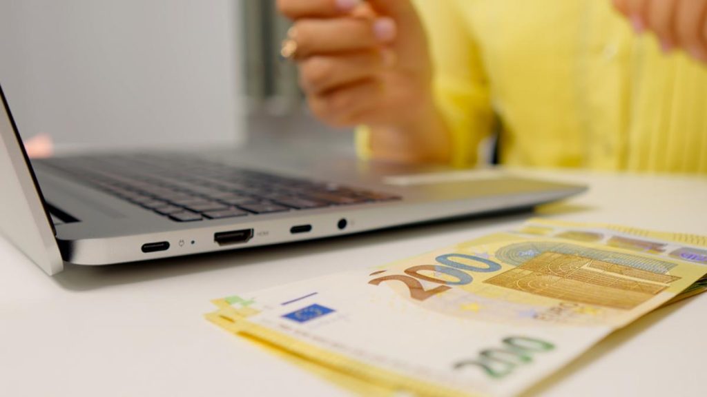 Elevii si studentii pot obtine bani pentru achizitionarea unui calculator in 2026 prin programul Euro 200 Cine este eligibil